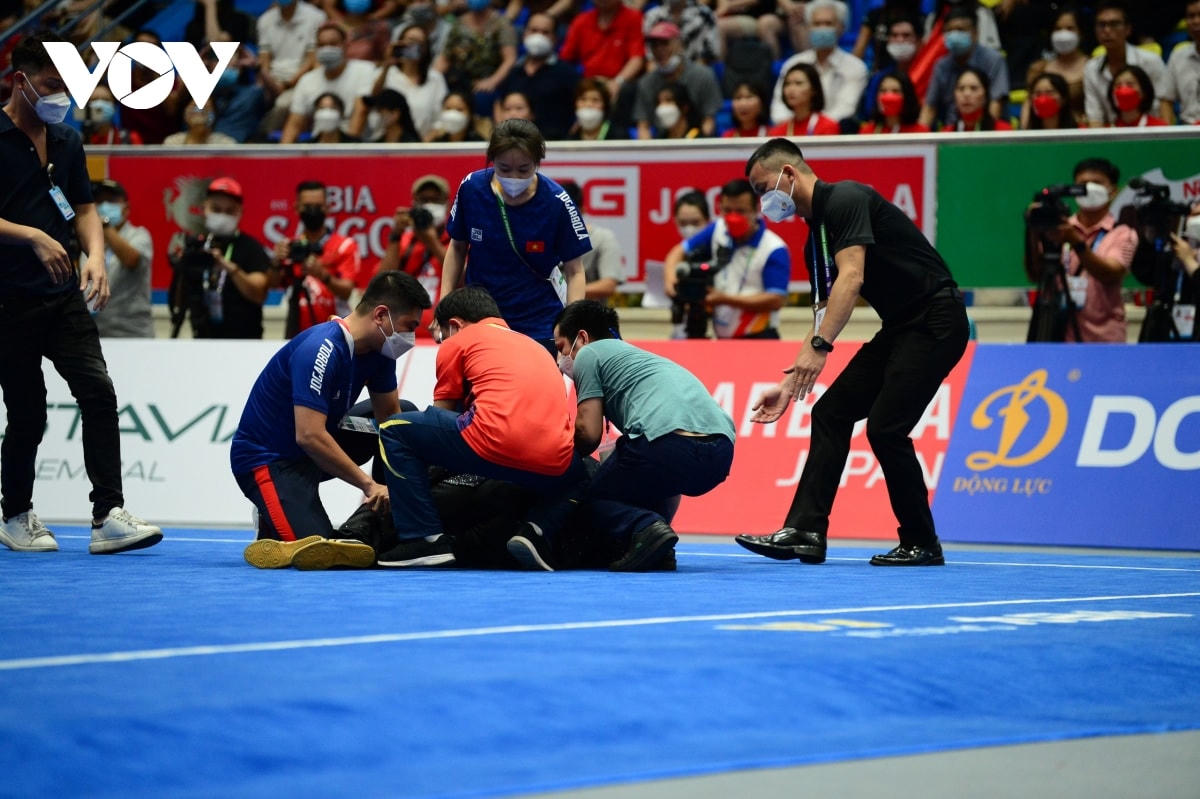 Buổi sáng vàng của Wushu Việt Nam kết thúc không trọn vẹn khi Văn Phương bị đau và ngất đi trên thảm đấu. Ảnh: VOV.
