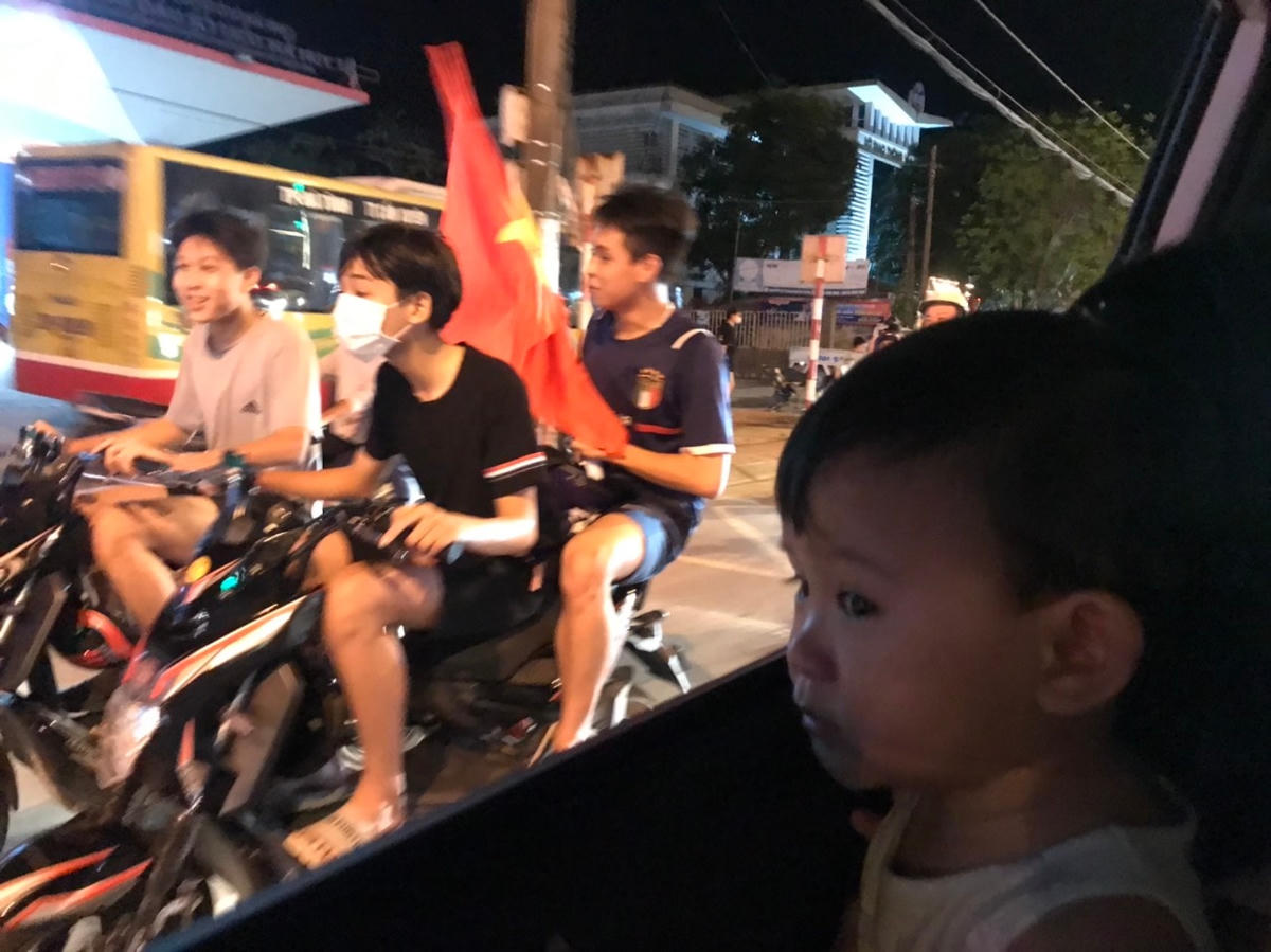 Những đứa trẻ chưa hiểu chuyện gì đang xảy ra ngoài đường.