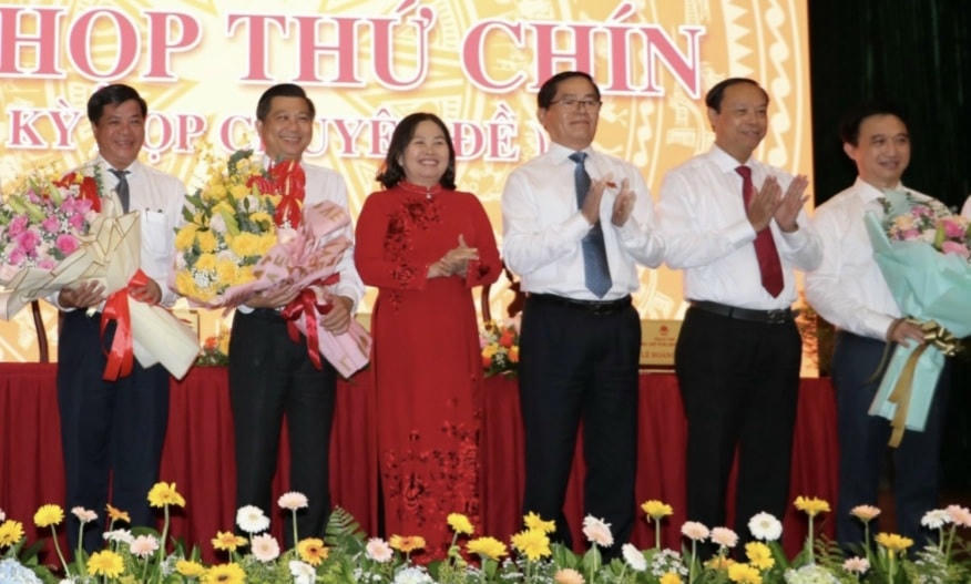 Các cán bộ nhận hoa chúc mừng tại kỳ họp.