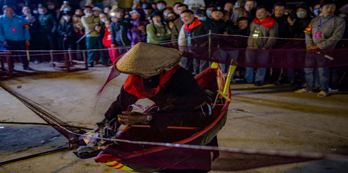 Phần hội gồm nhiều trò diễn hài hước, phóng khoáng tái hiện toàn bộ của sống của người dân địa phương. Ảnh: Đình Hoàng.