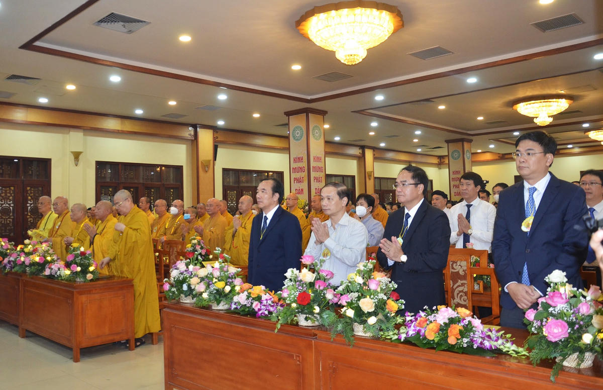 Phó Chủ tịch Ngô Sách Thực và các đại biểu dự Đại lễ Phật đản.