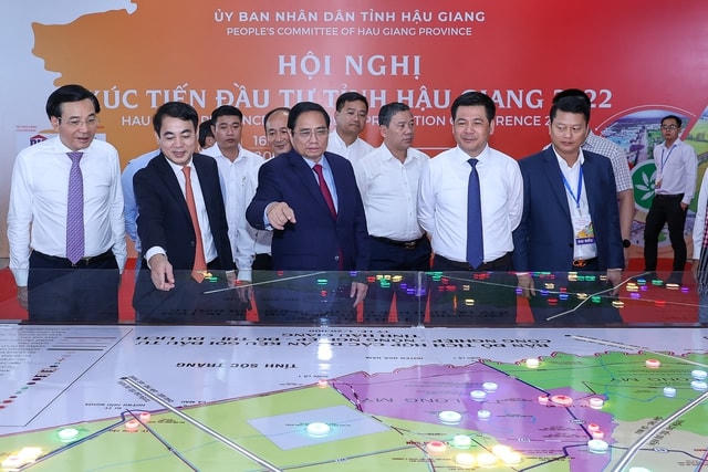 Thủ tướng Chính phủ Phạm Minh Chính xem bản đồ tích hợp các dự án kêu gọi đầu tư tỉnh Hậu Giang. Ảnh: VGP. 