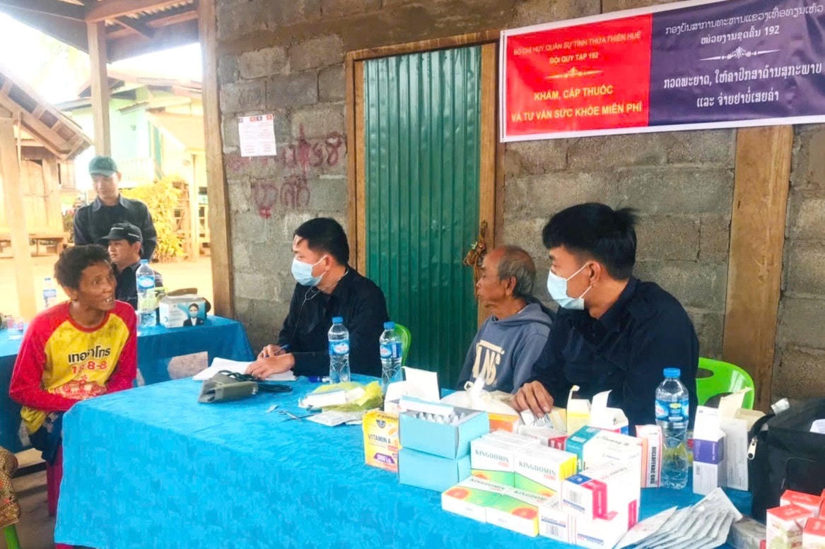 h2_Cán bộ quân y, Đội quy tập 192, Bộ CHQS thành phố Huế tổ chức khám bệnh, cấp thuốc miễn phí cho người dân Lào. - Sao chép