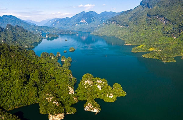 Biển hồ mênh mang được ví như Vịnh Hạ Long, núi non trùng điệp với hàng nghìn muông thú quý hiếm, khẳng định Na Hang là nơi đa dạng sinh học bậc nhất khu vực Đông Nam Á, nơi mà bất cứ ai cũng muốn ít nhất một lần ghé thăm, thưởng lãm.