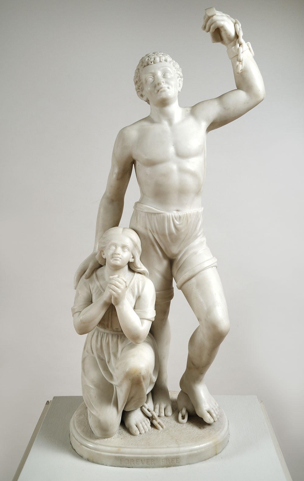 Bức tượng điêu khắc “Mãi mãi tự do” của Edmonia Lewis. Ảnh: Grunge.