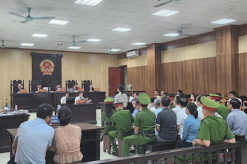 Quang cảnh phiên xét xử cựu Giám đốc Sở GDĐT tỉnh Thanh Hóa và các đồng phạm sáng ngày 15/8.