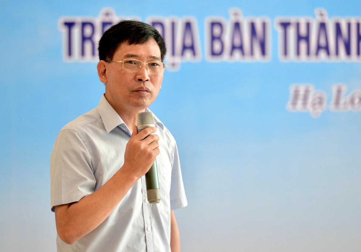 Chủ tịch UBND TP Hạ Long, Trưởng Ban Quản lý vịnh Hạ Long Nguyễn Tiến Dũng cho rằng cần bán vé tham quan vịnh Hạ Long như bán vé máy bay.