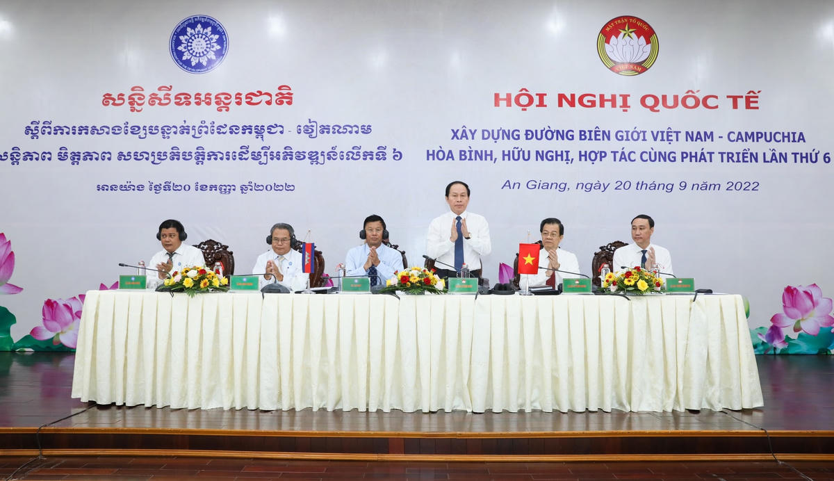 Chủ trì Hội nghị.