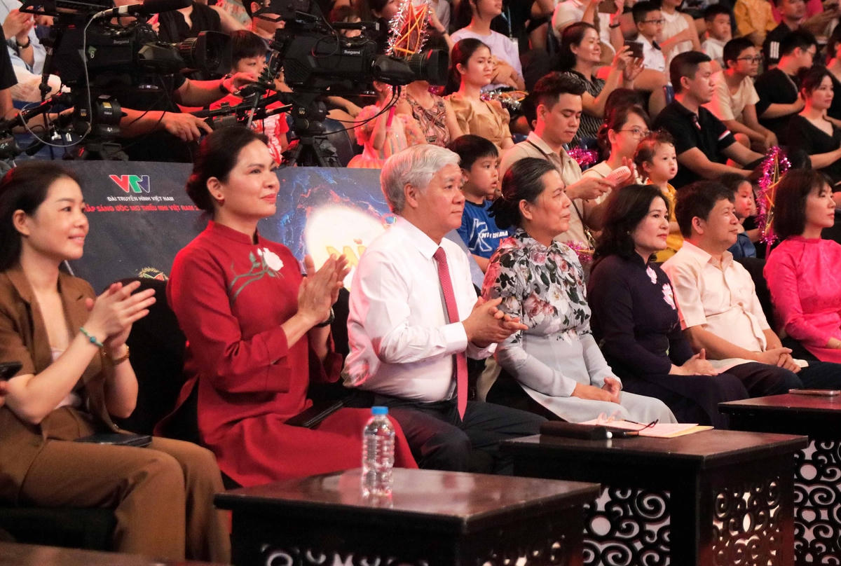 Bí thư Trung ương Đảng, Chủ tịch UBTƯ MTTQ Việt Nam Đỗ Văn Chiến cùng các đại biểu tham dự Chương trình "Thắp sáng ước mơ thiếu nhi Việt Nam" năm 2023.