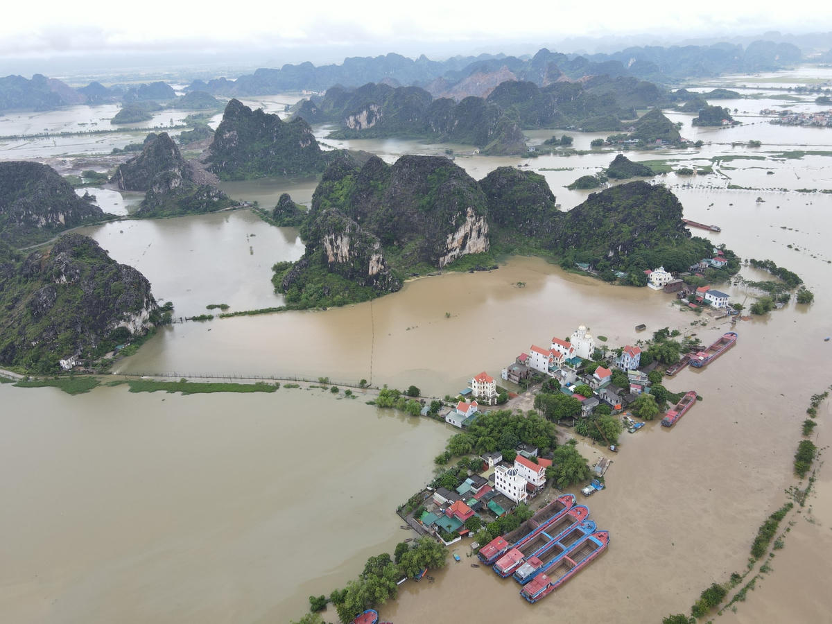 Được biết, huyện Gia Viễn có trên 57 km đê bao các loại, nhiều năm qua có nhiều công trình thủy lợi được đầu tư xây dựng đã phát huy công năng bảo vệ, phòng chống mưa bão, úng lụt. Tuy nhiên, thôn Kênh Gà là địa bàn nằm biệt lập quanh chân núi Cánh Gà và ở giữa ngã ba sông Lạng, sông Bôi và sông Hoàng Long - từng được ví như ốc đảo. Vì thế, đây là địa bàn chịu ảnh hưởng và rõ nét nhất mỗi khi có mưa to, lũ lớn xuất hiện ở huyện Gia Viễn.  