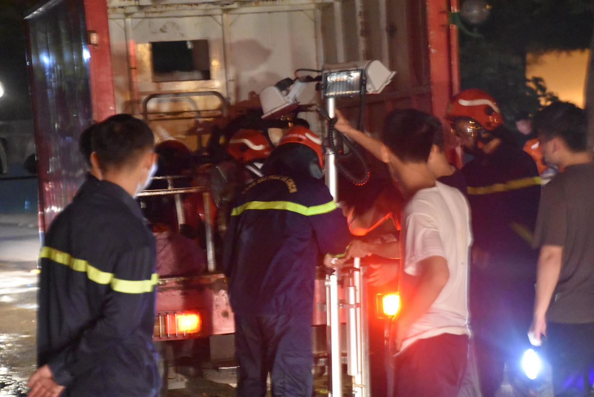 Tất cả các thiết bị chữa cháy chuyên dụng được khẩn trương thu dọn.