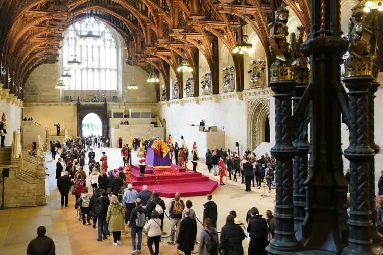 Người dân Anh tới viếng linh cữu Nữ hoàng đặt ở Đại sảnh Westminster. Ảnh: PA.