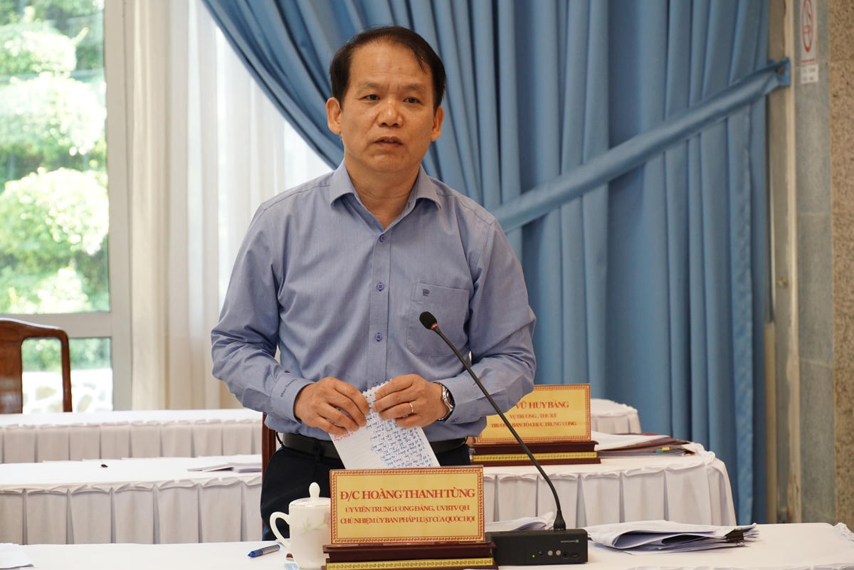 Ông Hoàng Thanh Tùng, Chủ nhiệm Ủy ban Pháp luật của Quốc hội phát biểu tại hội nghị. (Ảnh: Mạnh Thìn).
