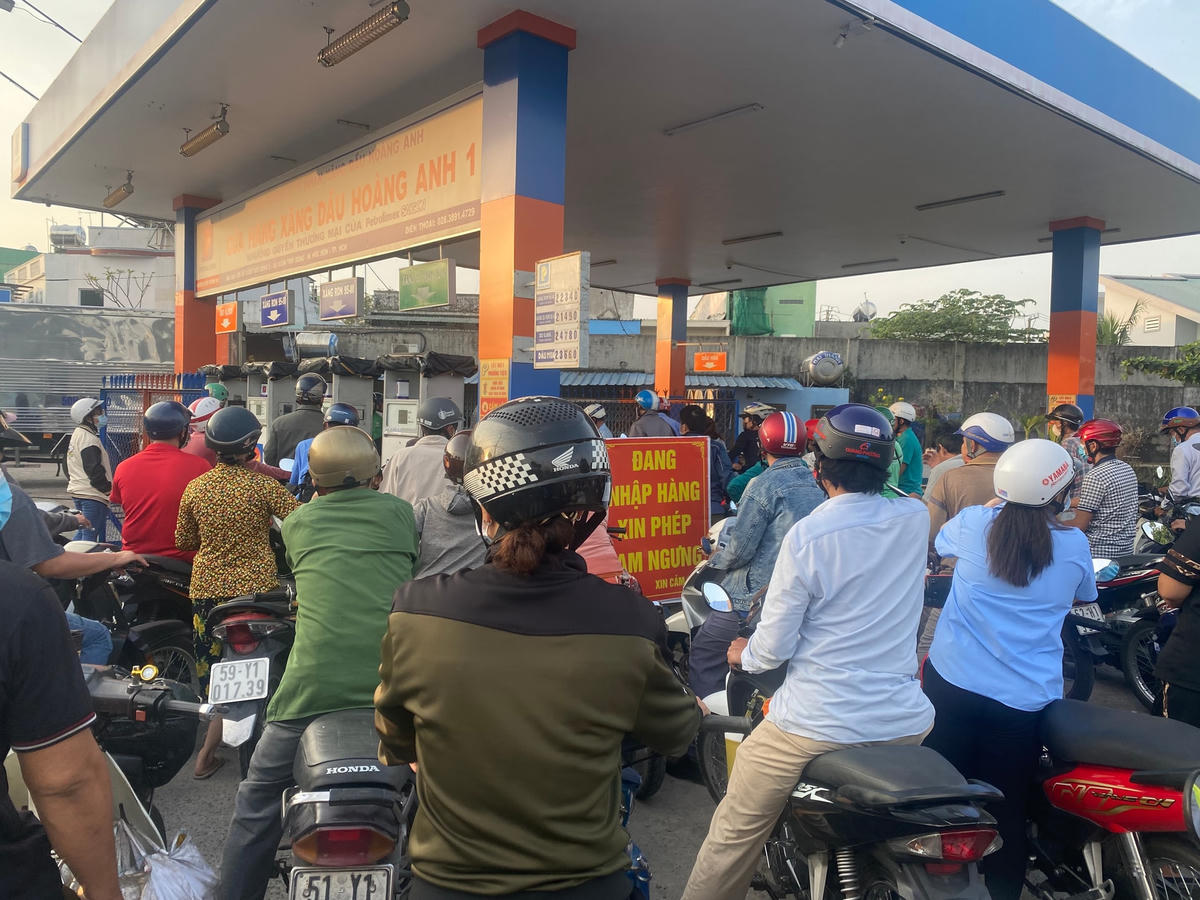 Người dân chen lấn chờ đổ xăng ở quốc lộ 22 sáng ngày 1/11.