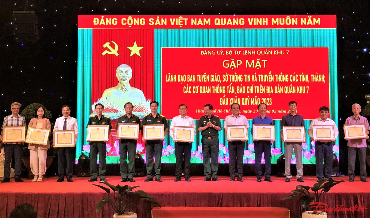 Đại diện các tập thể cơ quan thông tấn, báo chí nhận Bằng khen của Quân khu 7 tại buổi gặp mặt. (Ảnh: Hồng Phúc).
