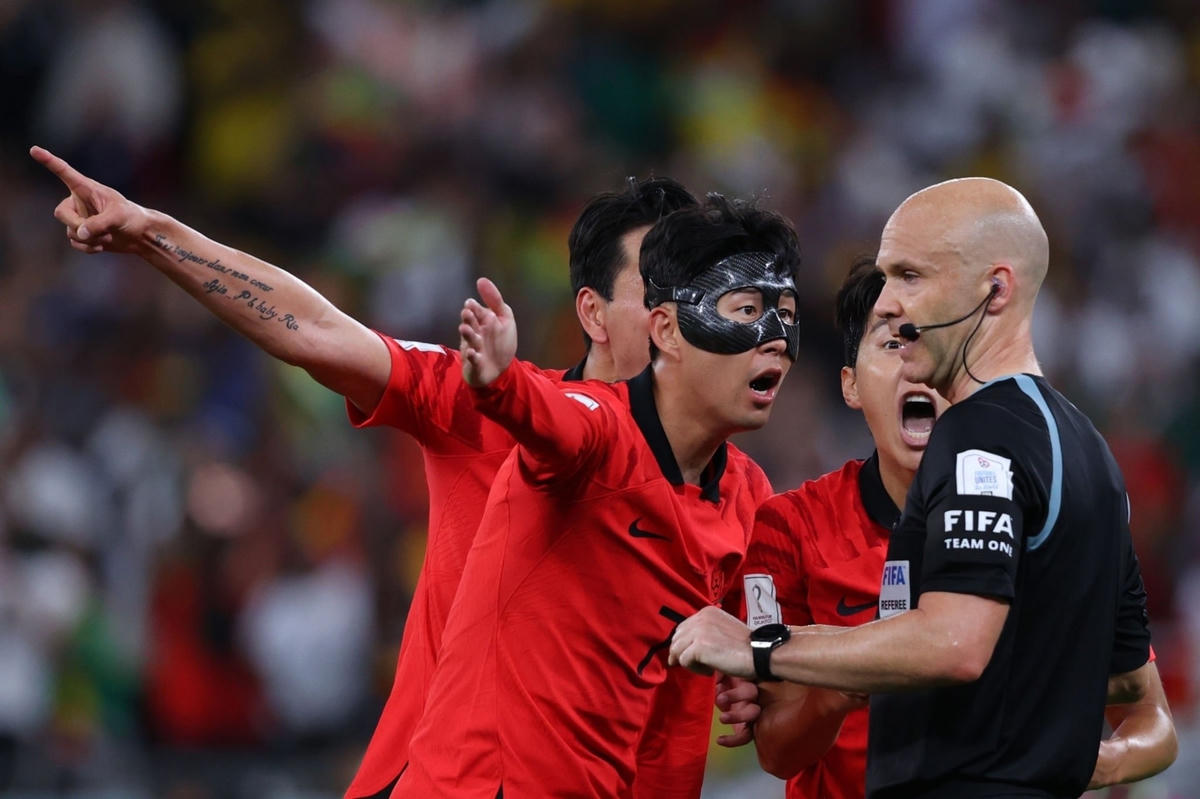 Son Heung Min nổi điên với trọng tài khi ông thổi còi kết thúc trận đấu khi Hàn Quốc vẫn còn được hưởng quả phạt góc (ảnh: Getty).HLV đội tuyển Hàn Quốc, Paulo Bento đã chỉ mặt trọng tài và tranh cãi gay gắt (ảnh: Getty).