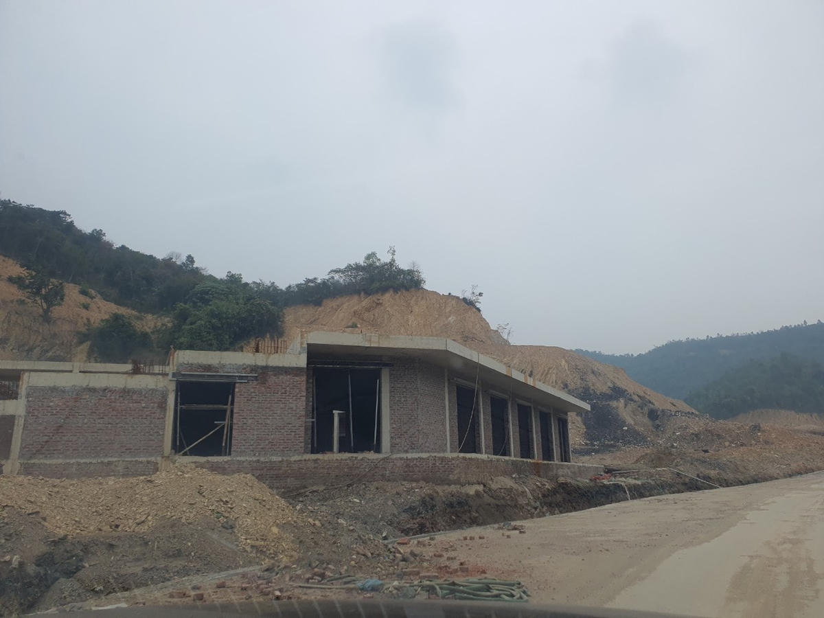 Nhiều hạng mục, công trình đang được xây dựng bên trong dự án.