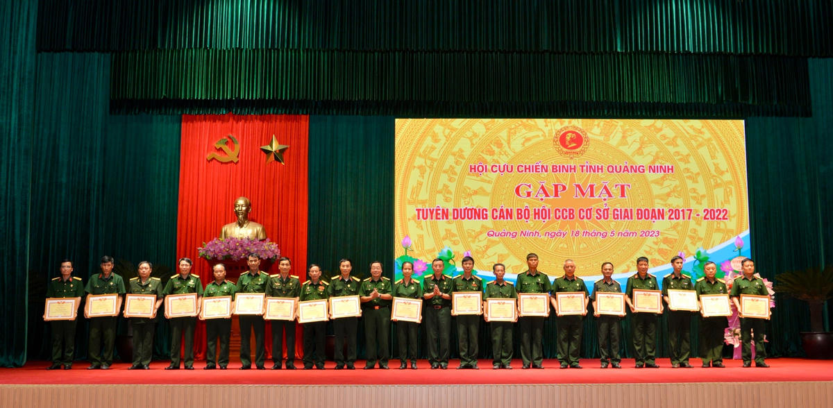 Các cán bộ Hội CCB cơ sở tiêu biểu giai đoạn 2017-2022 nhận bằng khen của Hội CCB tỉnh Quảng Ninh.