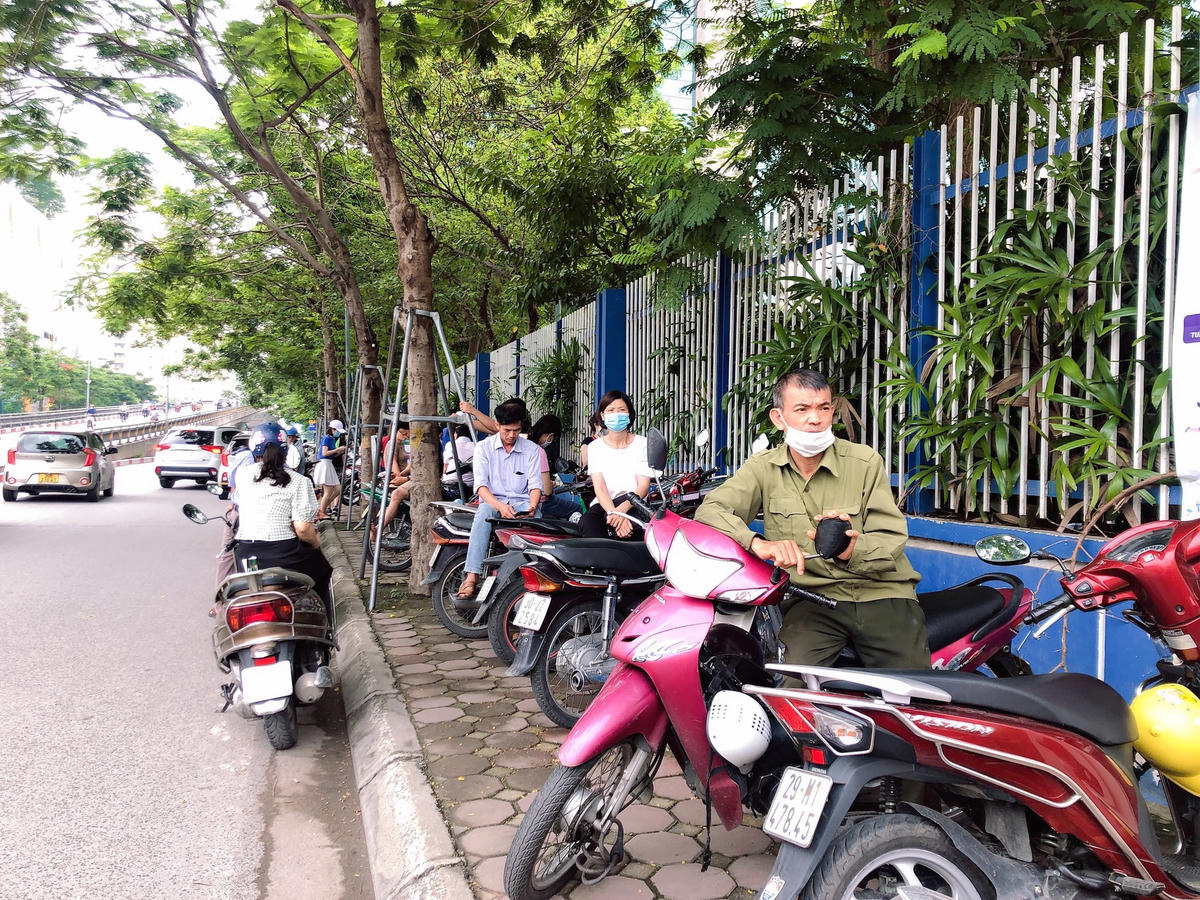 Ngày thi thứ 2 (8/7) thời tiết tại Hà Nội khá mát mẻ, môn thi Ngoại ngữ có thời gian làm bài chỉ 60 phút nên phụ huynh cũng đỡ mệt mỏi hơn ngày thứ nhất.
