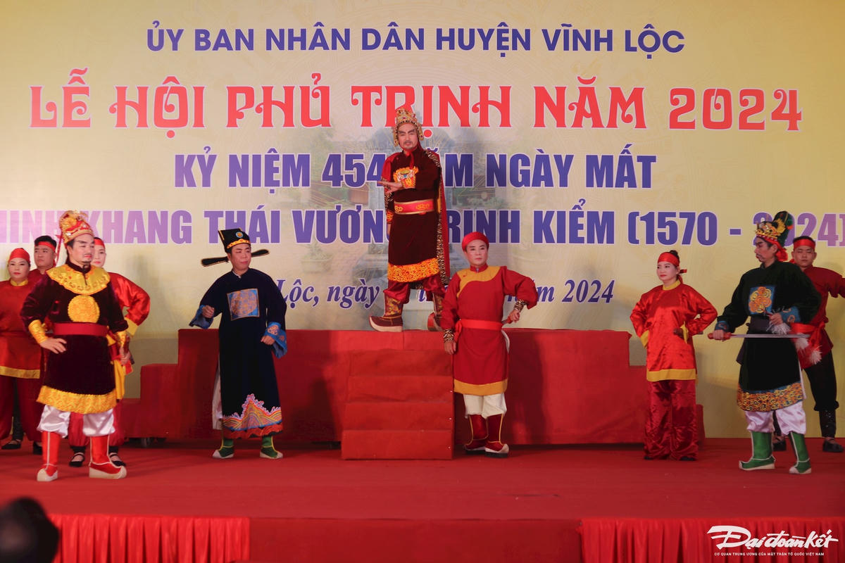 Màn sân khấu hóa với chủ đề 'Trung hưng gấm vóc'. Ảnh: Đình Minh