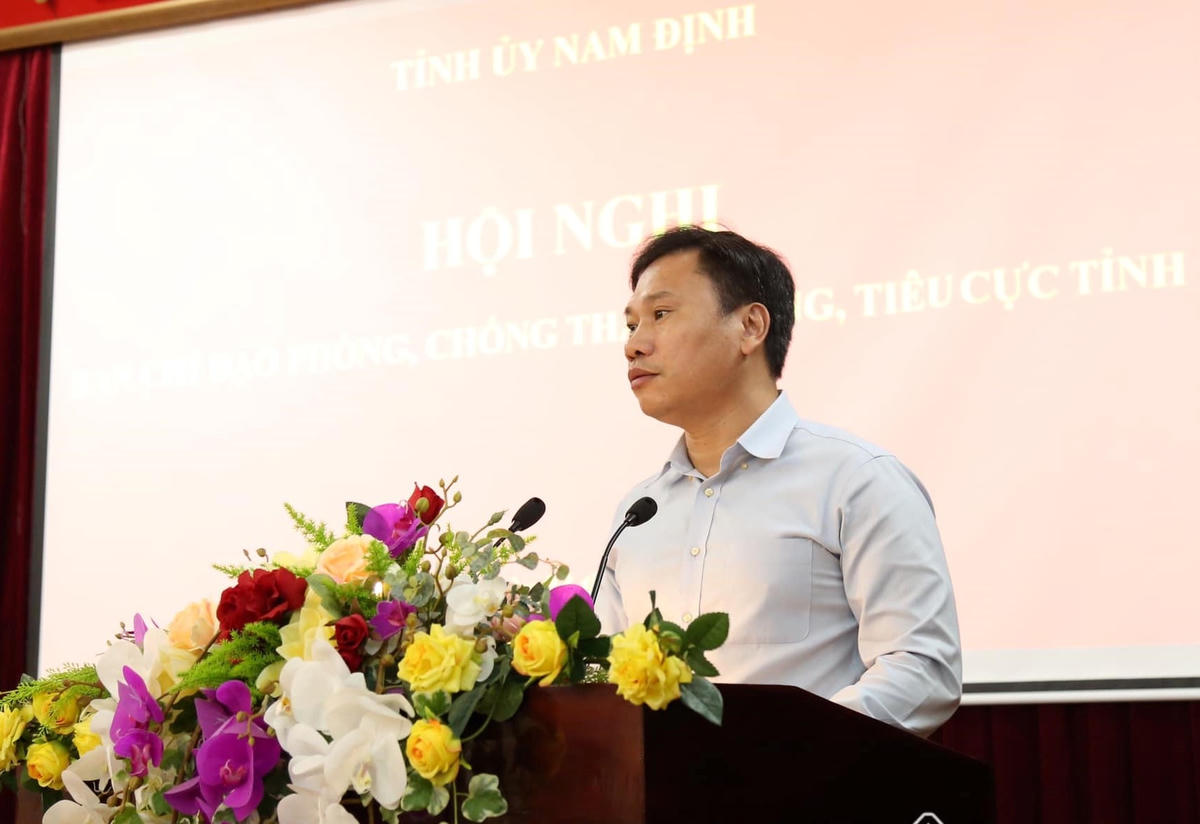 Ông Hoàng Nguyên Dự, Thường vụ Tỉnh ủy, Trưởng ban Nội chính Tỉnh ủy, Phó Trưởng ban Thường trực Ban chỉ đạo PCTNTC tỉnh Nam Định công bố các quyết định, chương trình công tác tại phiên họp.