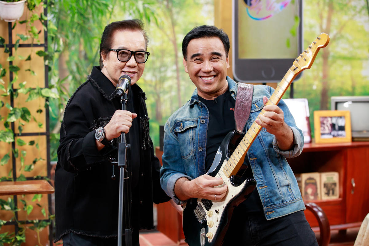 Nam danh ca trẻ trung, phong độ ở tuổi 77 bên MC Quyền Linh.