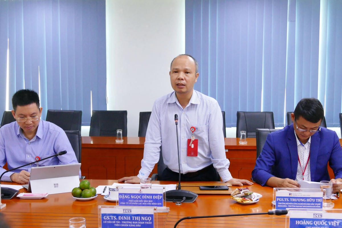 Phó Giám đốc Nhà máy Đặng Ngọc Đình Điệp - Chủ tịch Hội đồng xét duyệt và nghiệm thu phát biểu tại buổi làm việc.