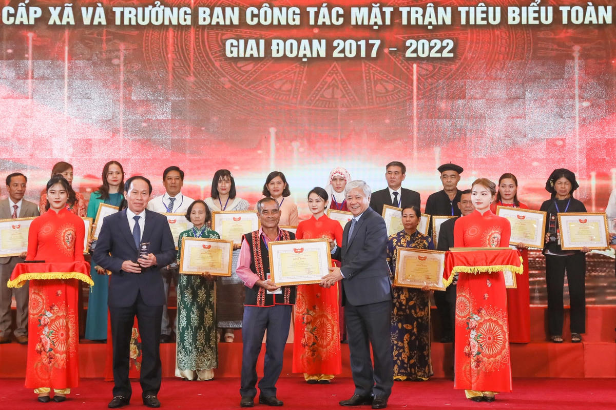Chủ tịch Đỗ Văn Chiến và Phó Chủ tịch - Tổng Thư ký Lê Tiến Châu trao Bằng khen của UBTƯ MTTQ Việt Nam cho các điển hình tiêu biểu. Ảnh: Quang Vinh.