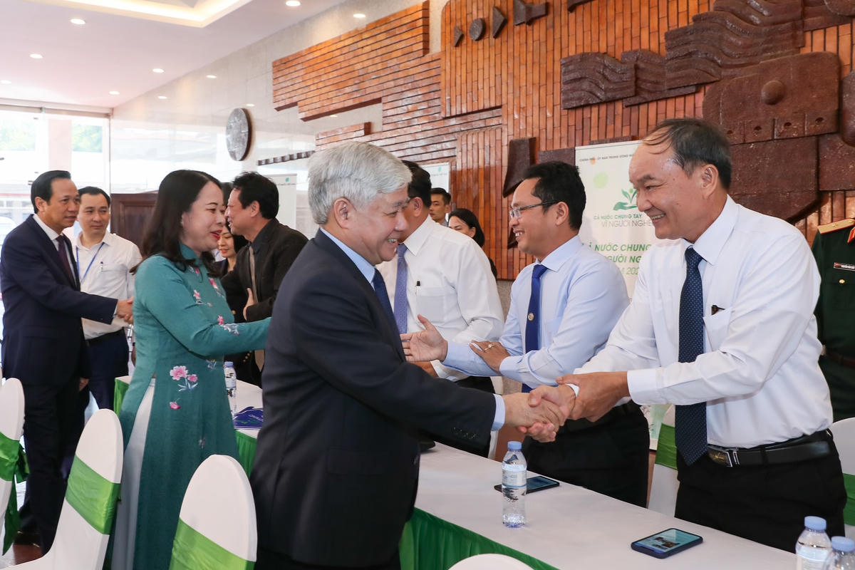 Chủ tịch Đỗ Văn Chiến và các đại biểu dự buổi lễ tiếp nhận.