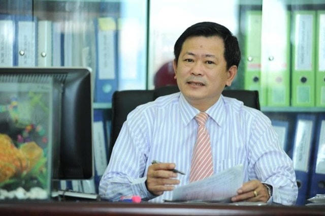 “Tôi đọc cả Kết luận điều tra vụ án, để đề nghị truy tố một cán bộ mà chỉ căn cứ lời khai của người “làm chứng”, ngoài ra không có một chứng cứ vật chất hoặc thể hiện chứng cứ khách quan nào. Nếu khởi tố, truy tố, xét xử bằng lời khai,… thì vô cùng nguy hiểm, ai cũng có thể bị, nếu như chỉ cần tập hợp 1 số người dàn dựng kịch bản vu khống vụ việc và được khai thống nhất” – Luật sư Trần Đình Triển nhận định.