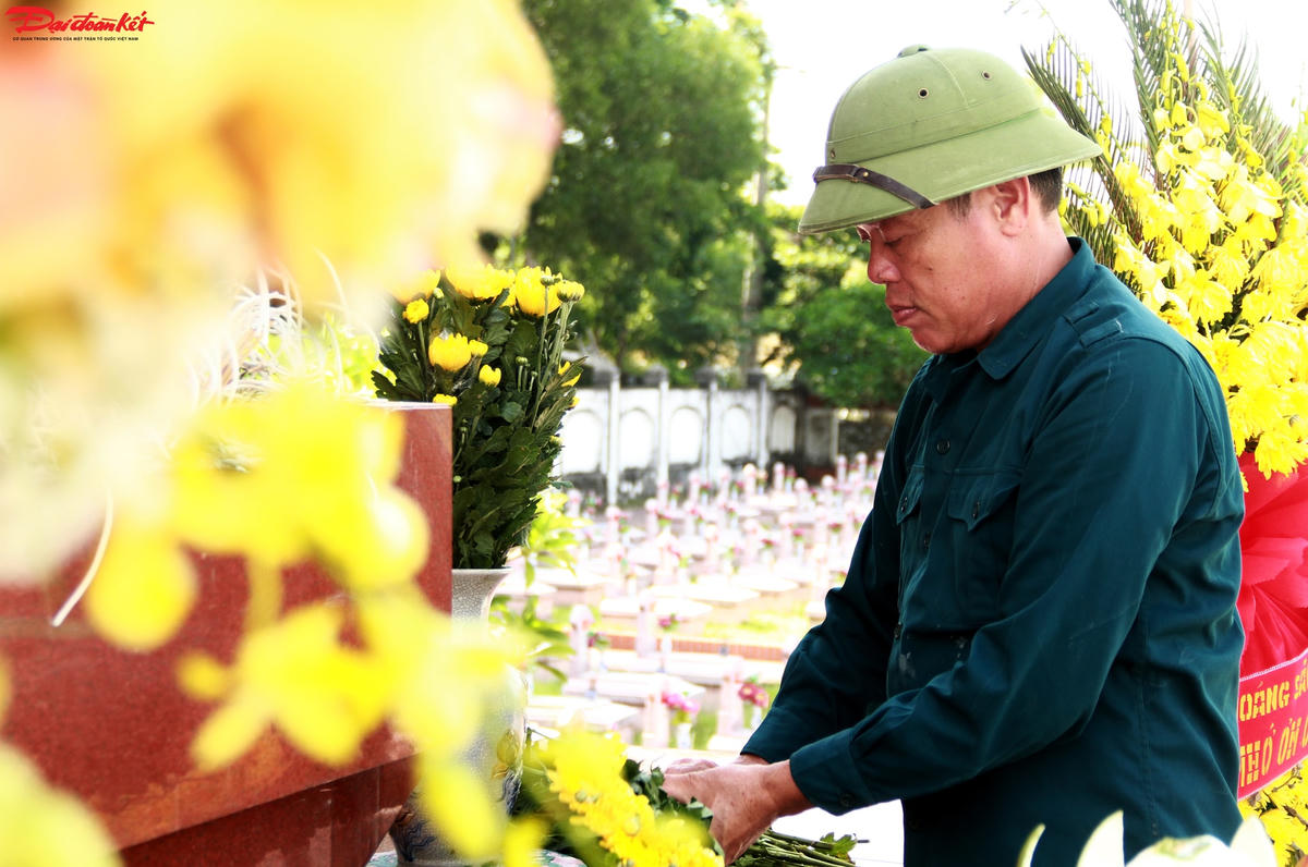 Những ngày lễ, công việc của anh Minh tại nghĩa trang rất bận rộn. 