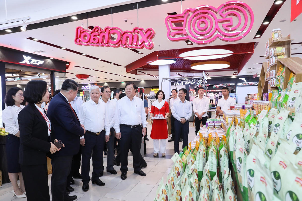 [Ảnh] Chủ tịch UBTƯ MTTQ Việt Nam kiểm tra thực hiện CVĐ 'Người Việt Nam ưu tiên dùng hàng Việt Nam' tại Nam Định