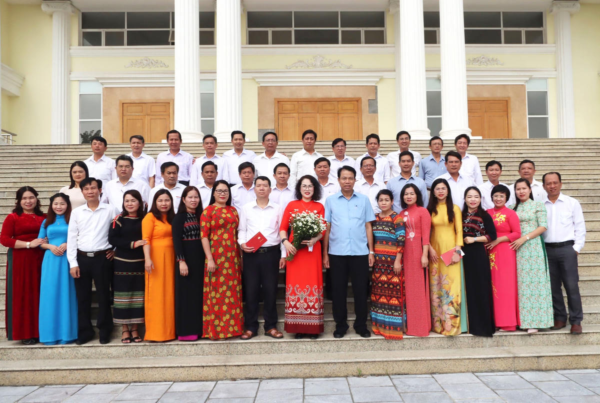 Học viên chụp ảnh lưu niệm tại Trụ sở Trung tâm Bồi dưỡng cán bộ và Nghiên cứu khoa học MTTQ Việt Nam.