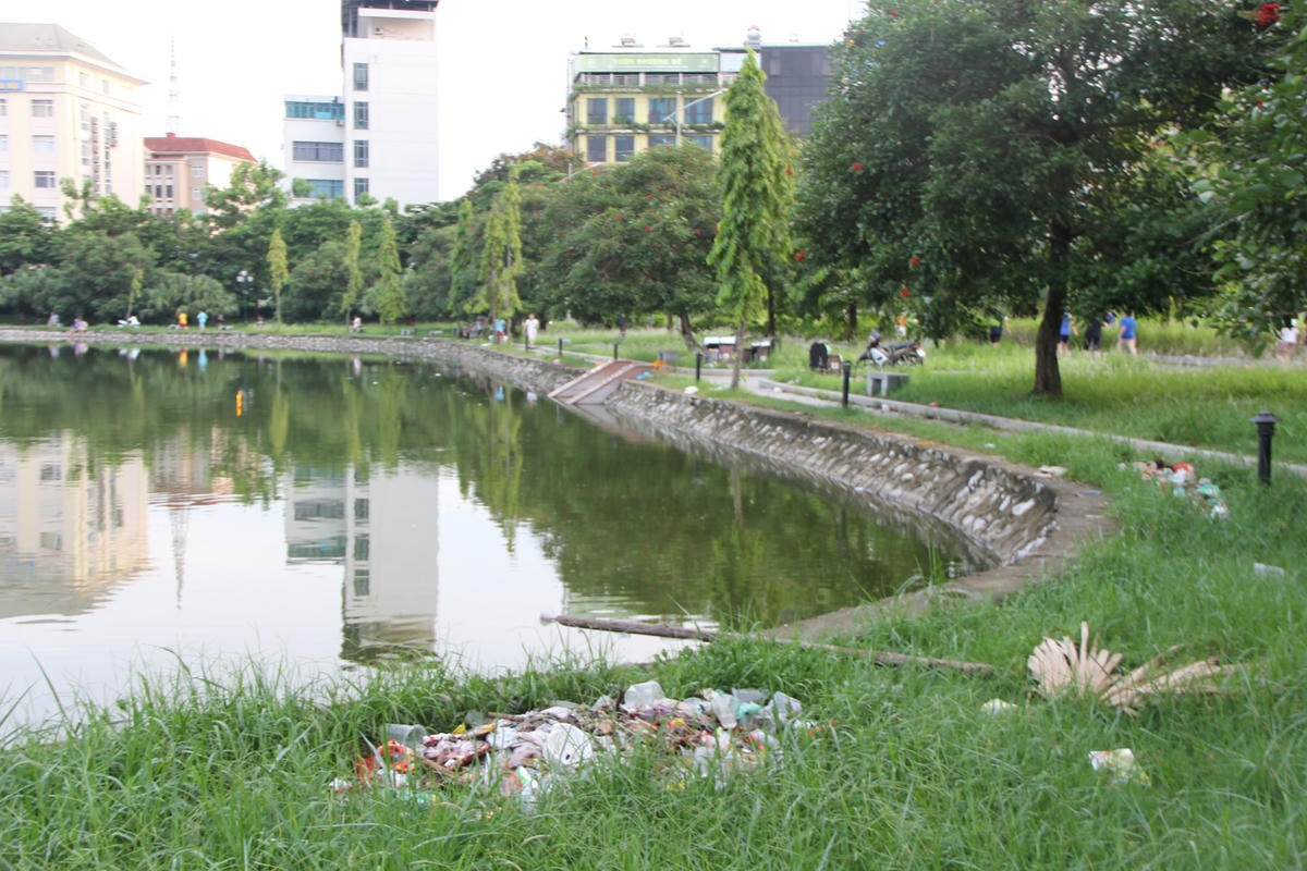 Người dân phường Mai Dịch cho biết, đã 1 tháng nay, công viên này không được cắt tỉa, dọn dẹp vệ sinh nên khuôn viên trở nên nhếch nhác và bẩn thỉu.