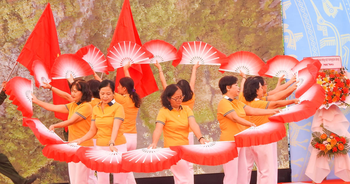 Văn nghệ chào mừng Ngày hội. Ảnh: Thanh Tùng.