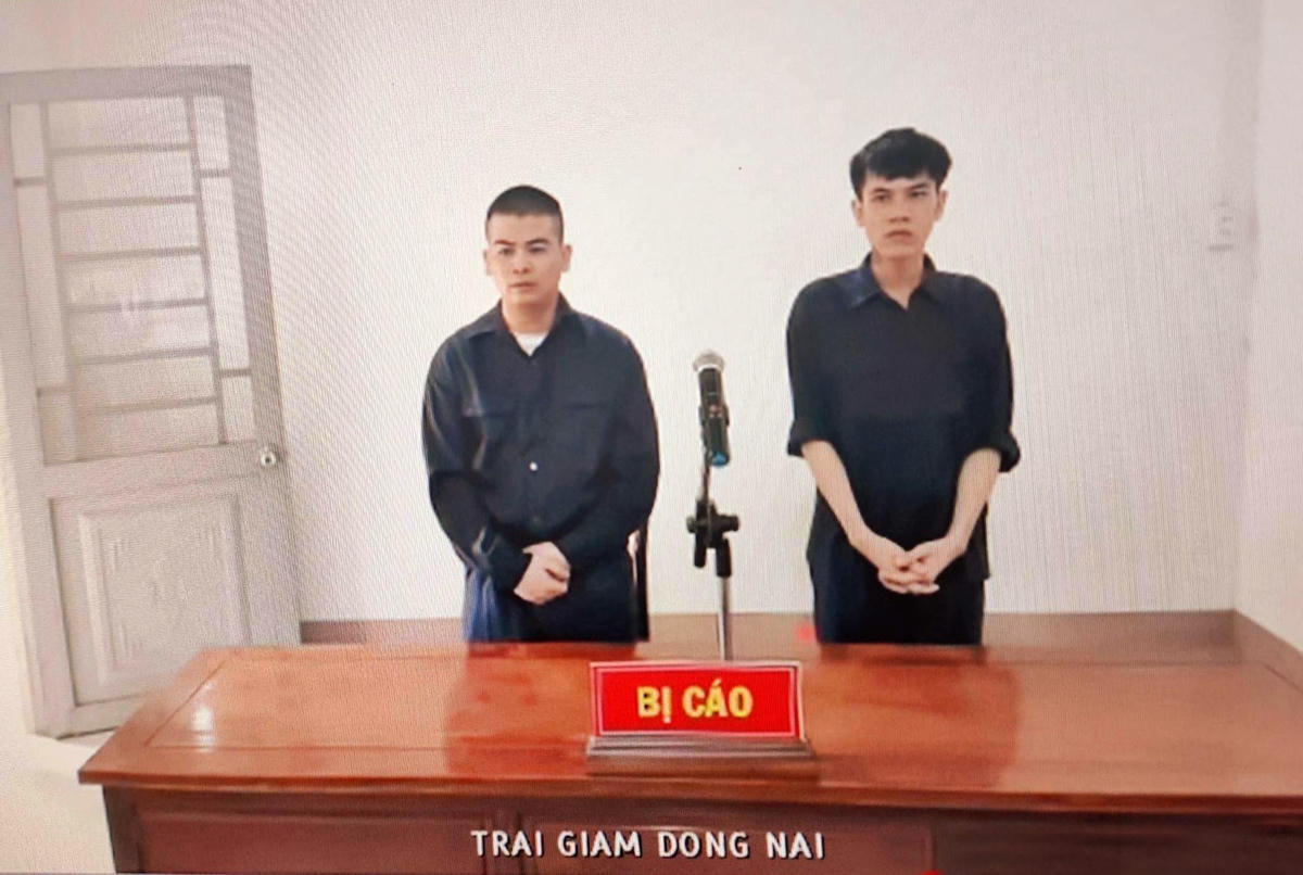 Các bị cáo: Nguyễn Tiến Dũng (bên trái) và Nguyễn Ngọc Tuyền tại phiên tòa.