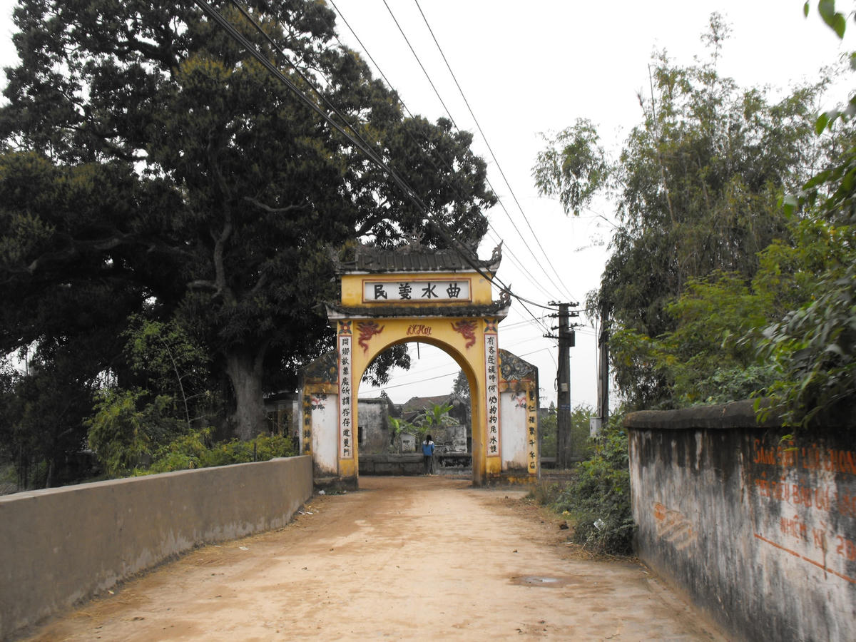 Một trong những chiếc cổng của làng Cự Đà.  