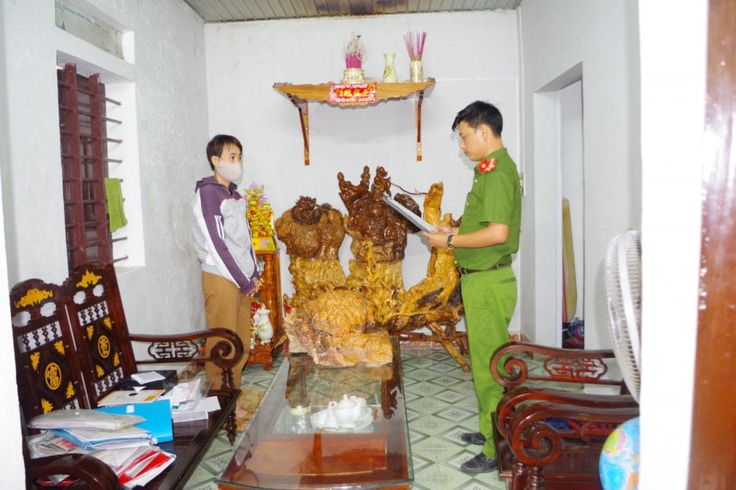 Công an thị xã Ba Đồn đã ra Lệnh khám xét khẩn cấp chỗ ở và nơi làm việc của Tạ Thị Kiều Nga.