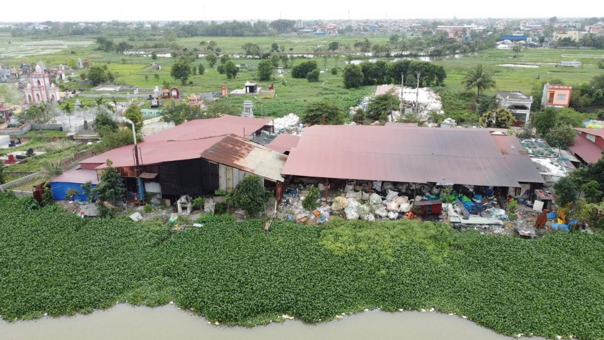 Làng phế liệu bên sông Đa Độ.