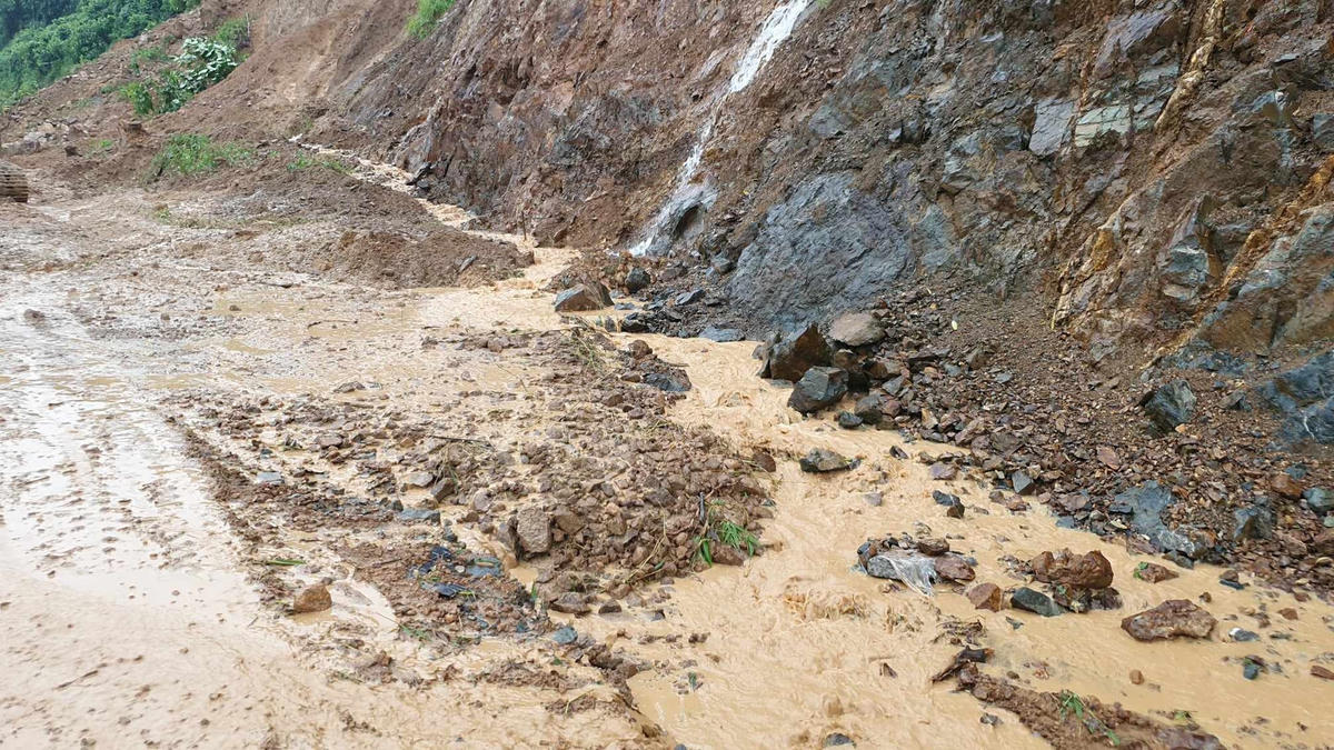 Do mưa lớn nhiều ngày, nhiều điểm tại dốc Cun bị đất đá tràn xuống vô cùng nguy hiểm.