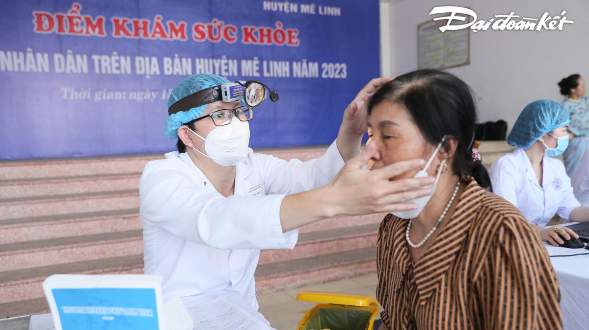 Chương trình khám sức khoẻ cho người dân huyện Mê Linh với sự tham gia của hơn 400 các y, bác sĩ giỏi, có nhiều kinh nghiệm đến từ 15 bệnh viện lớn của Trung ương, Thành phố.