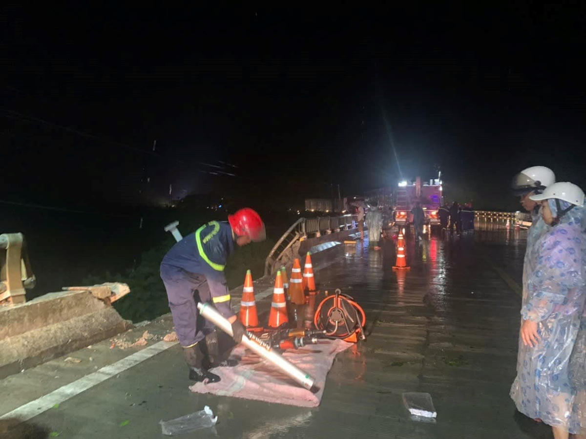 Phòng Cảnh sát Phòng cháy chữa cháy và Cứu nạn cứu hộ, Công an tỉnh Quảng Trị cho biết, đơn vị đã xuất 2 xe, phương tiện chuyên dụng cùng cán bộ chiến sĩ tham gia cứu nạn cứu hộ. Ảnh: CAQT.