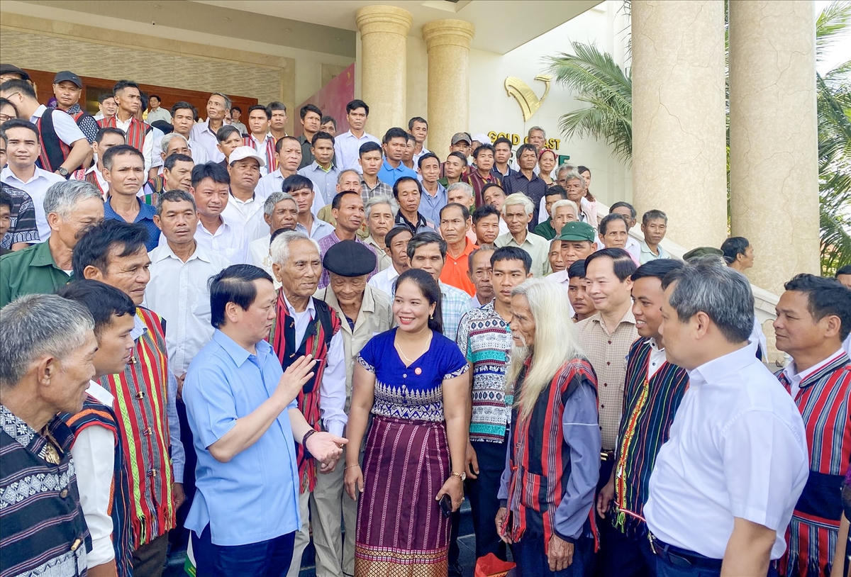 Bộ trưởng, Chủ nhiệm Ủy ban Dân tộc Hầu A Lềnh và lãnh đạo tỉnh Quảng Bình trò chuyện với đại biểu tiêu biểu, người có uy tín trong đồng bào DTTS các tỉnh Quảng Bình, Quảng Trị, Thừa Thiên Huế.