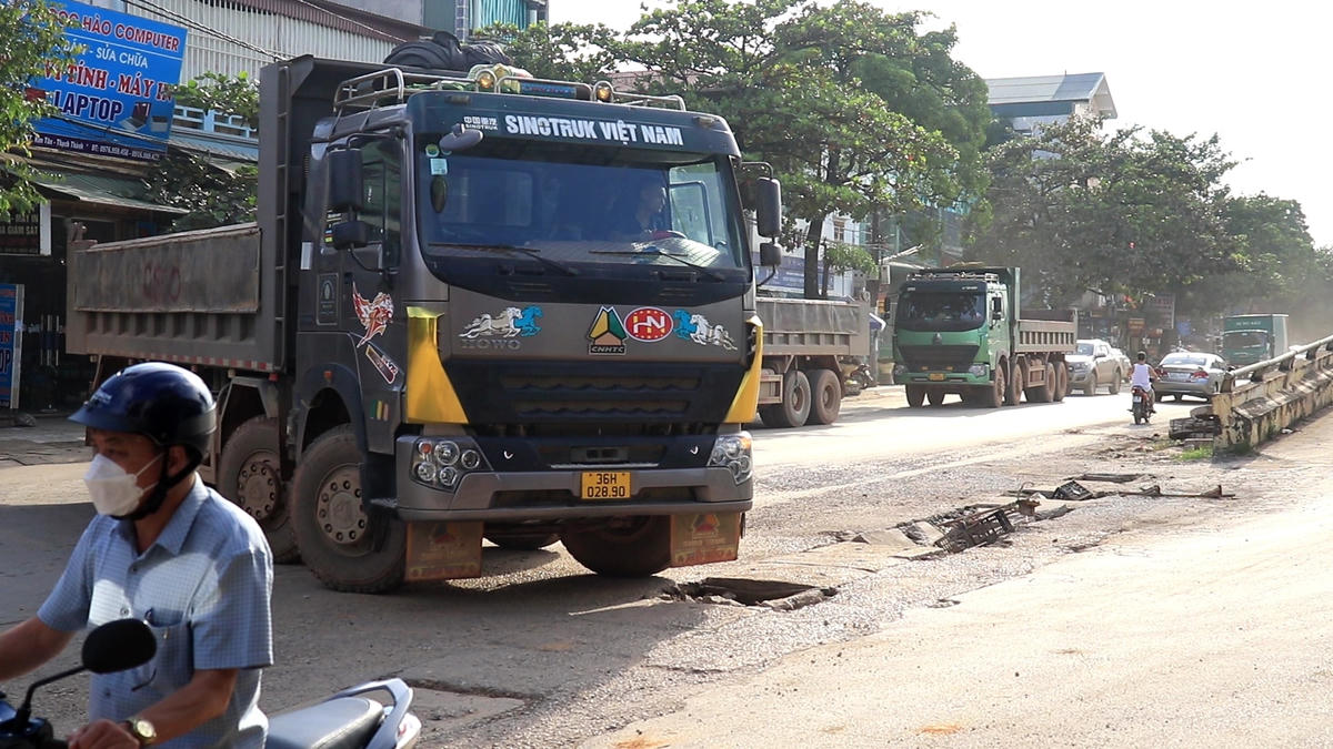 Huyện Thạch Thành là một trong những địa phương có nhiều mỏ đất nhất của tỉnh Thanh Hóa, vì thế không khó hiểu khi mỗi ngày có hàng trăm lượt xe howo 'cày đường' . 