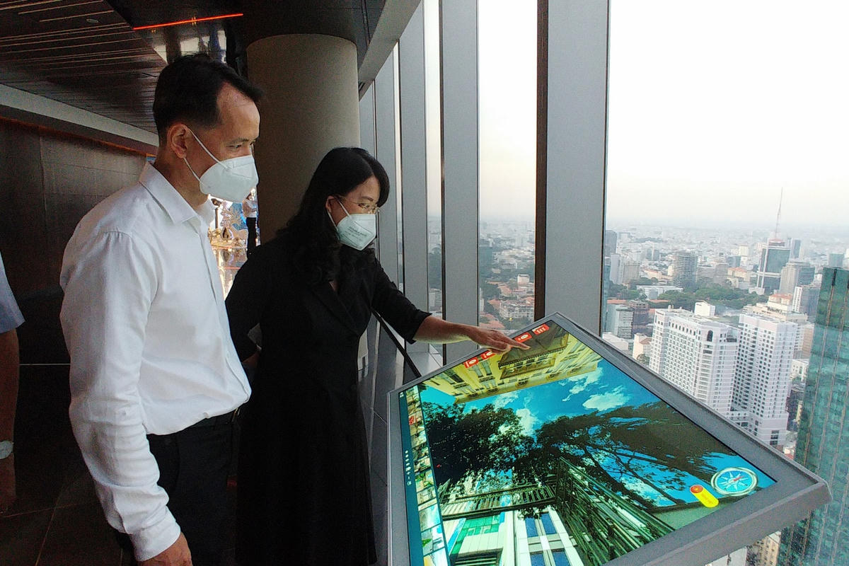 Bà Nguyễn Thị Ánh Hoa, Giám đốc Sở Du lịch TP HCM trải nghiệm tour thực tế ảo trên màn hình ở Saigon Skydeck. (Ảnh: Sở Du lịch TP HCM)