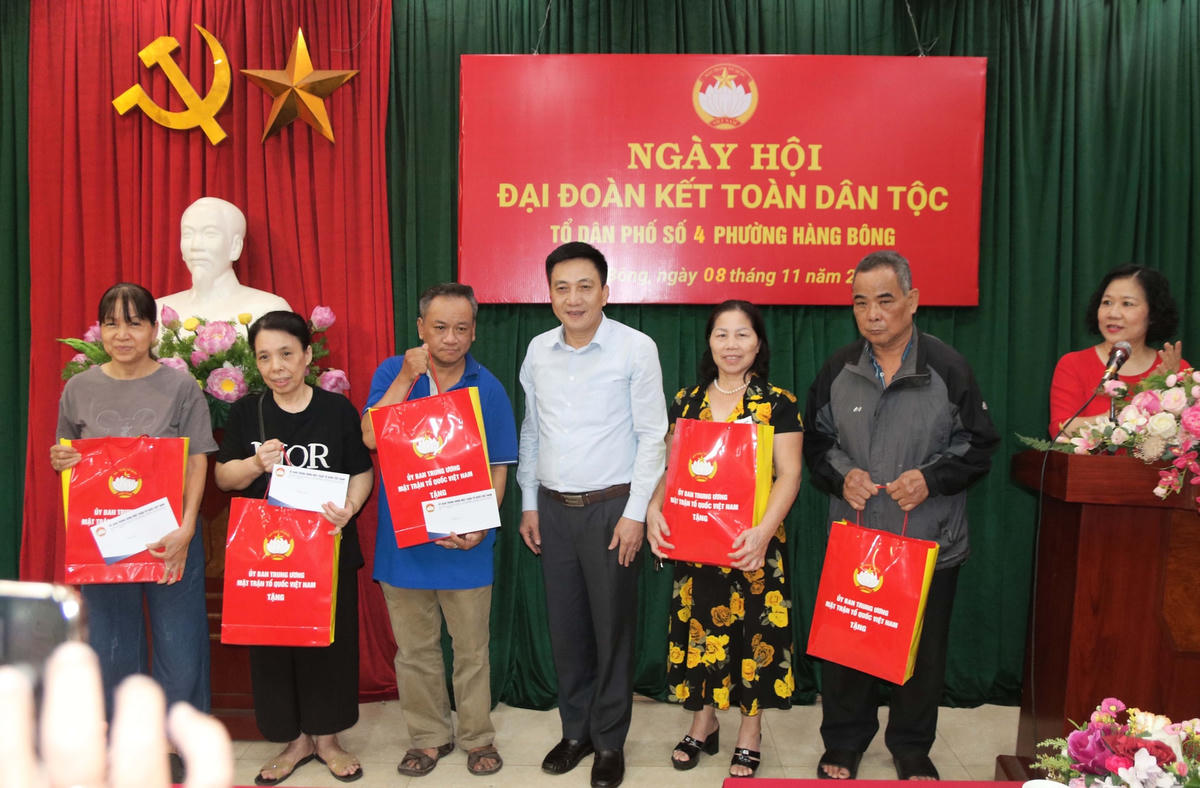 Ông Nguyễn Văn Thịnh tặng quà động viên các gia đình có hoàn cảnh khó khăn tại tổ dân phố số 4 phường Hàng Bông.