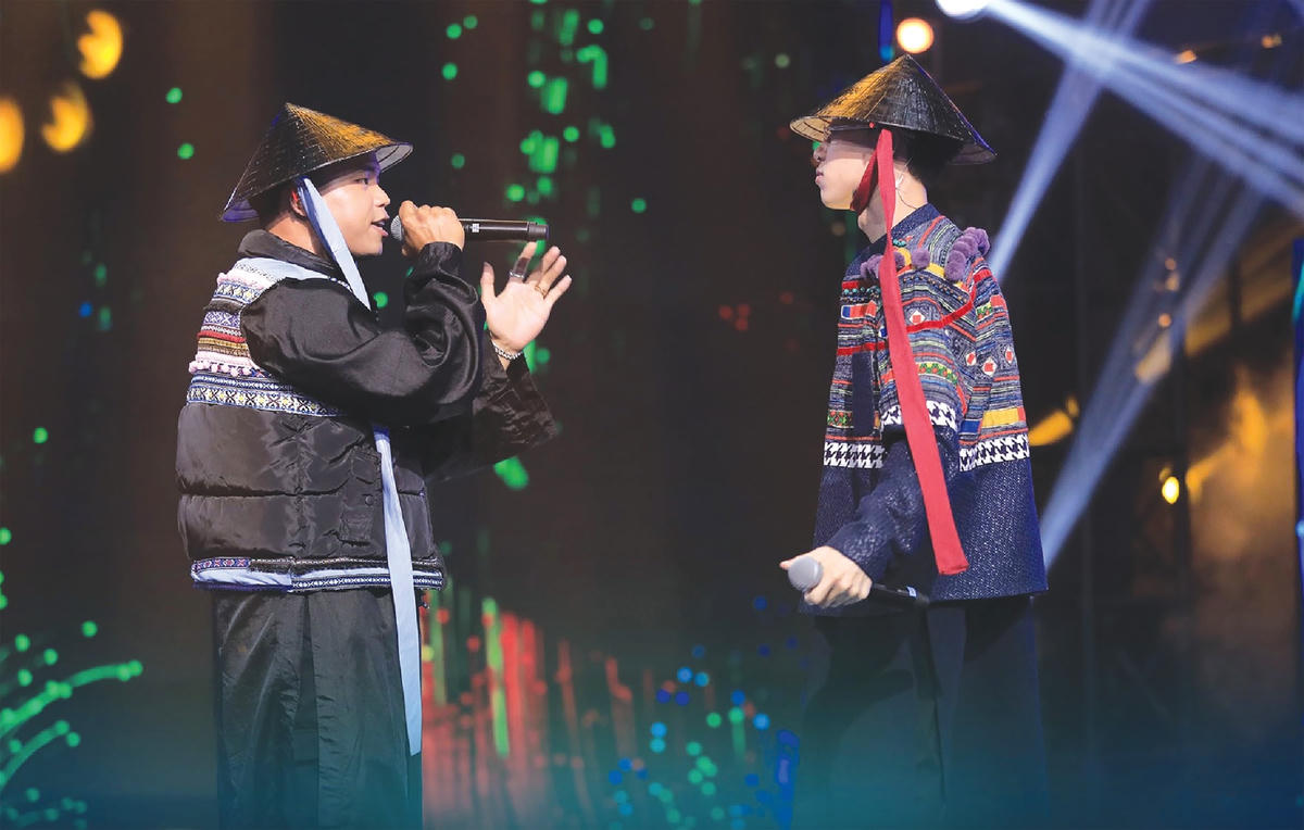 Hai thí sinh Lor và Double2T biểu diễn bài "Hạt gạo Việt Nam" tại vòng Đối đầu Rap Việt mùa 3. Ảnh: BTC.  