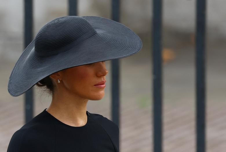 Nữ công tước xứ Sussex Meghan bên ngoài Tu viện Westminster.