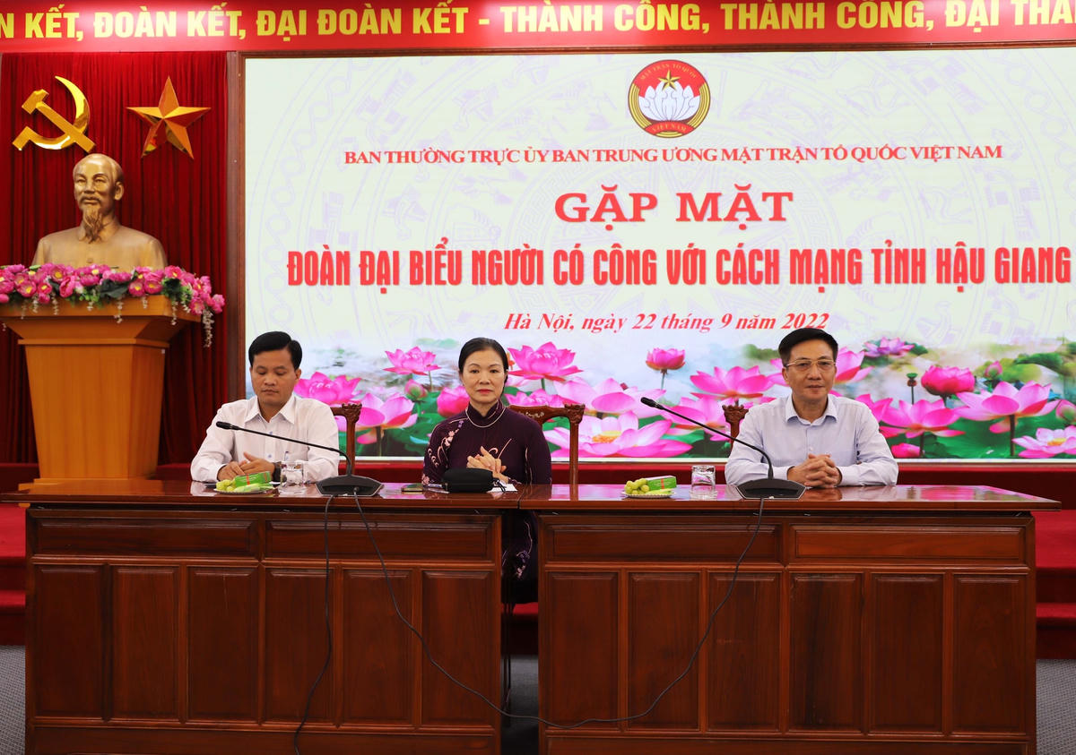 Phó Chủ tịch Trương Thị Ngọc Ánh cùng các đại biểu tham dự buổi gặp mặt.