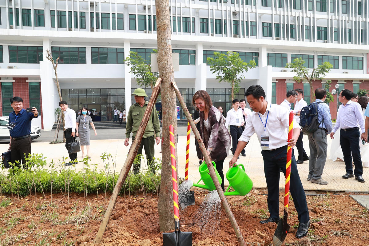 Các đại biểu tham gia trồng cây lưu niệm tại khuôn viên ĐHQGHN tại Hòa Lạc.